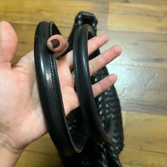 Italian leather woven style black bag size small used & in great conditions - Picture 5 of 11